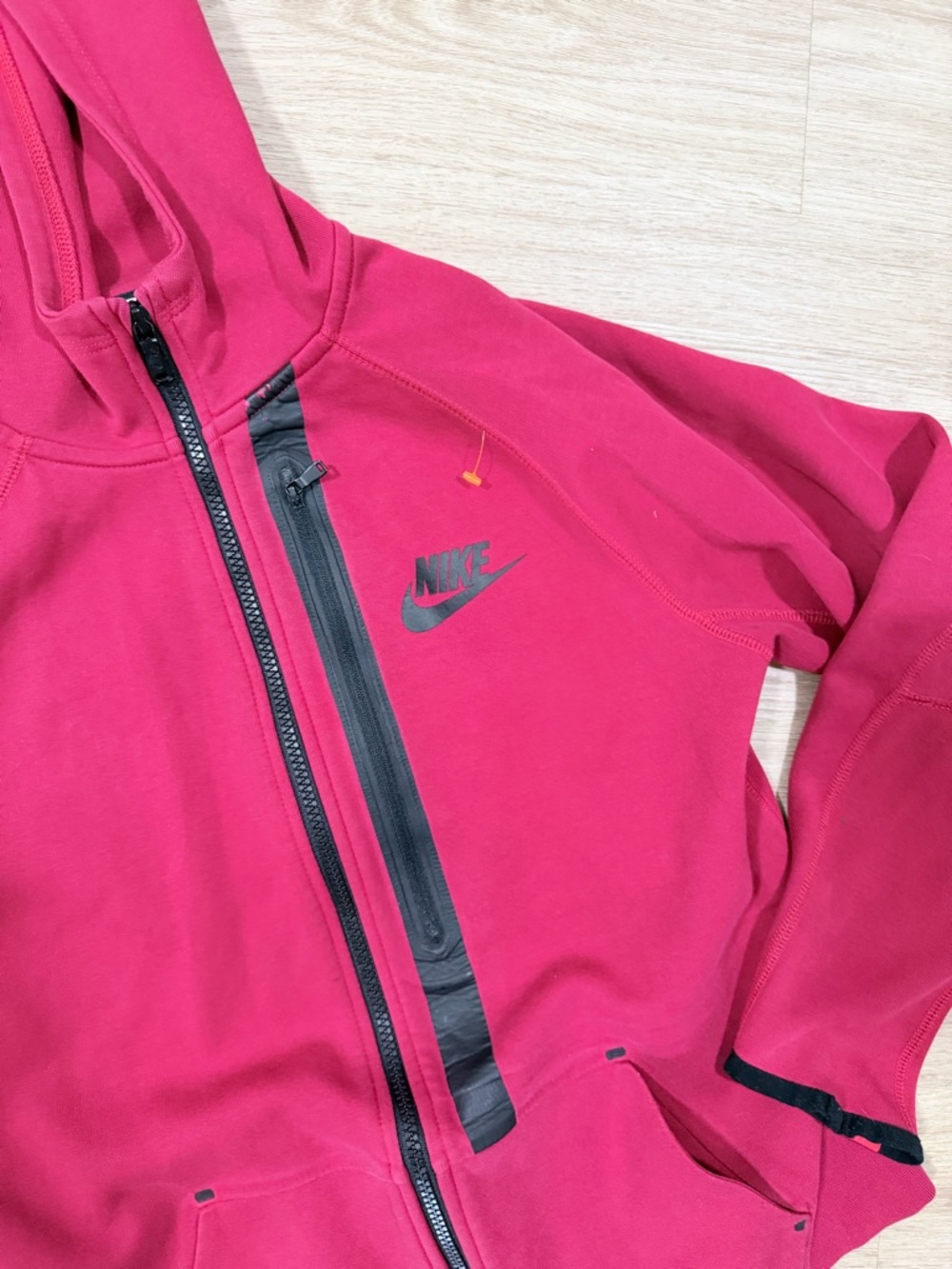 Nike Red tech fleece hoodie - Picture 2 of 3